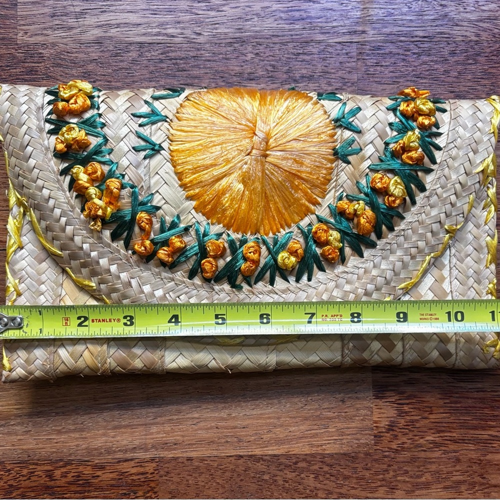 Vintage - Woven Rattan Clutch with Raffia Flowers - Tiki Style - Picture 5 of 10